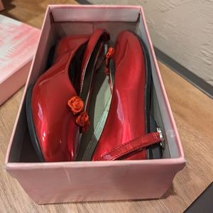 Snow white red girls shoes 9 M